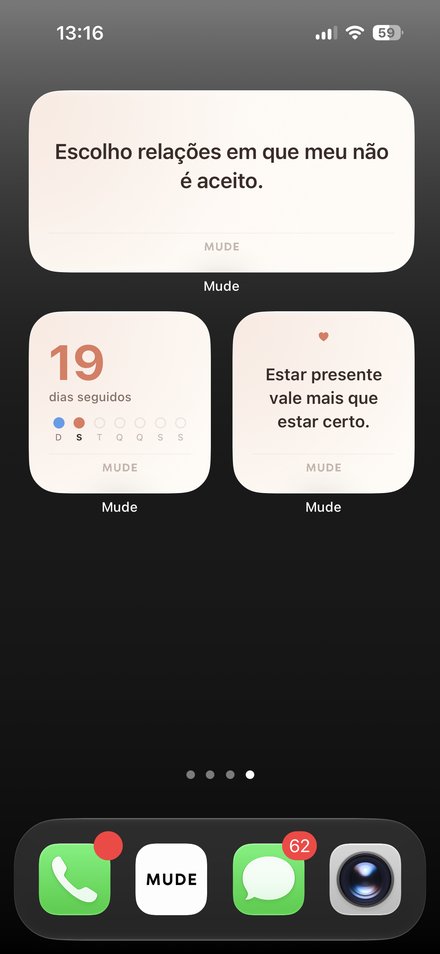 Tela inicial do iPhone com widgets do Mude: afirmação do dia e sequência de dias