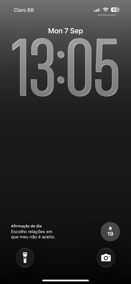 Tela de bloqueio do iPhone com o widget do Mude mostrando a afirmação do dia